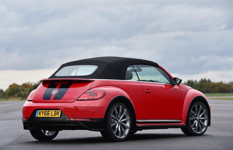 Volkswagen Beetle Cabriolet R-Line 2016 года  (UK) (фото 17 из 32)